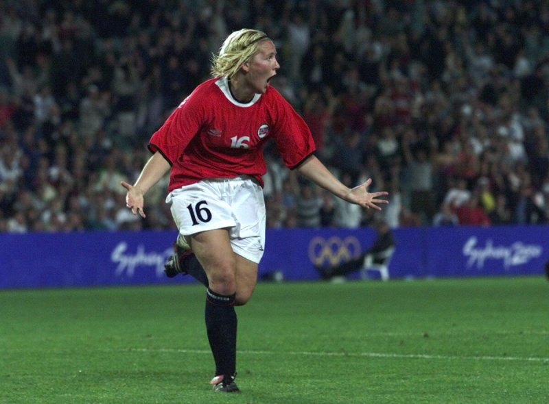 Ragnhild Gulbrandsen scorer mot USA i OL-finalen Sydney 2000